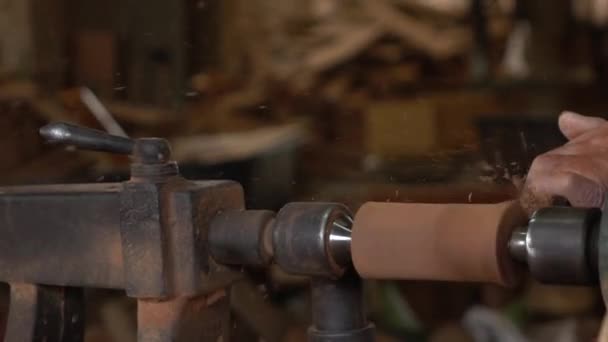 Powolny Ruch Robotnika Obracając Drewno Tokarni — Wideo stockowe