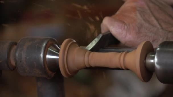 Movimento Lento Del Lavoratore Che Trasforma Legno Tornio — Video Stock