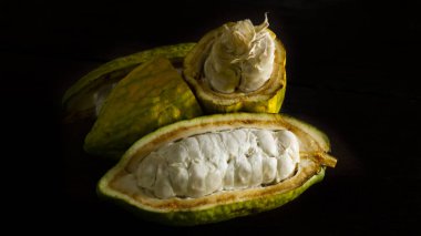 Siyah arka plan üzerine kakao meyve yukarıya kapatmak