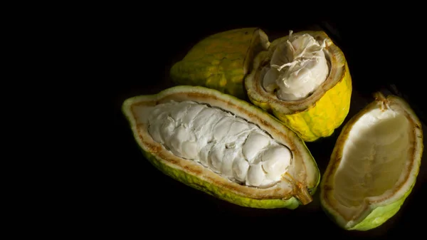 Chiudi Frutta Cacao Sfondo Nero — Foto Stock