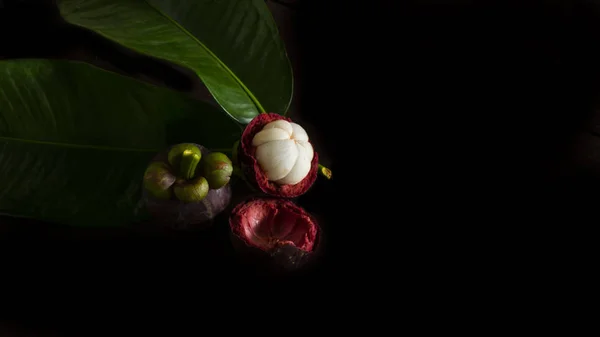 Mangostino Fruta Sobre Fondo Negro — Foto de Stock