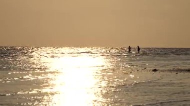 Gün batımında deniz manzarası