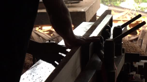 工人在车床中转动木材 — 图库视频影像