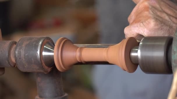 Trabajador Girando Madera Torno — Vídeo de stock