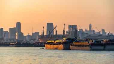 Gün batımında Chaopraya Nehri içinde Bangkok City Tayland Manzara