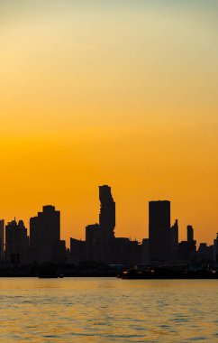 Gün batımında Chaopraya Nehri içinde Bangkok City Tayland Manzara