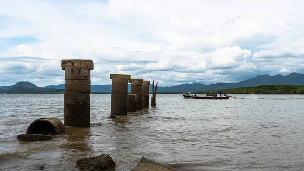 Paisagem Nuvens Sobre Ponte Velha Mar — Fotografia de Stock