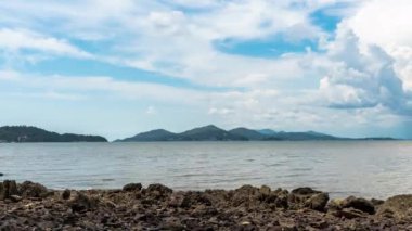 Gün doğumunda deniz üzerinde bulutların zaman atlama