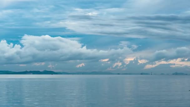 Timelapse Van Wolken Boven Zee Bij Zonsopgang — Stockvideo