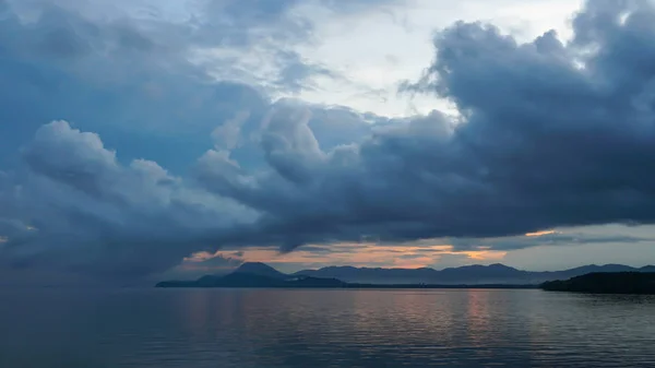 Wolken Boven Zee Bij Zonsopgang — Stockfoto