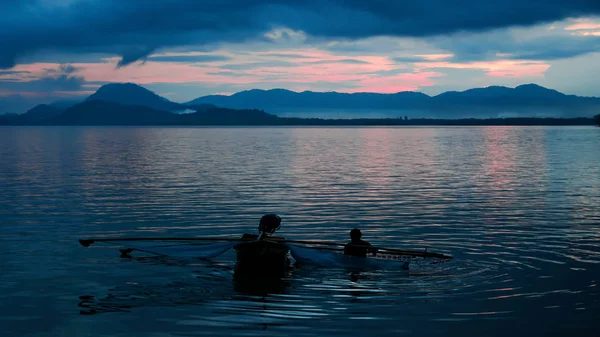 Silhouet Van Vissers Vangen Vis Zee Bij Zonsopgang — Stockfoto