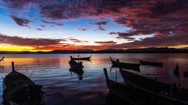 Gün doğumunda denizde güzel balıkçı teknesi