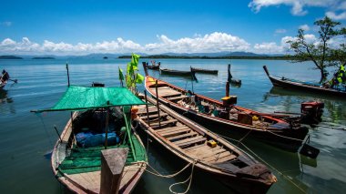 Moken Village Tayland denizde balıkçı teknesi