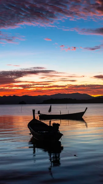日出时在海里美丽的渔船 — 图库照片