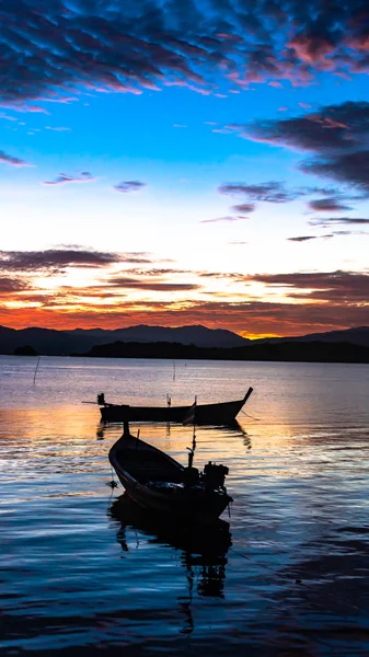 Prachtige Vissersboot Zee Bij Zonsopgang — Stockfoto