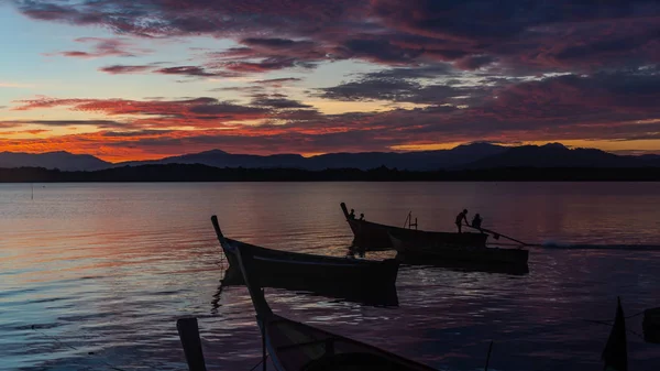 日の出の海の美しい漁船 — ストック写真