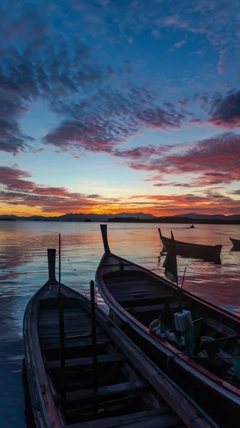 Όμορφη Ψαρόβαρκα Στη Θάλασσα Την Αυγή — Φωτογραφία Αρχείου