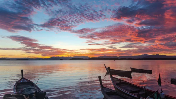 Prachtige Vissersboot Zee Bij Zonsopgang — Stockfoto