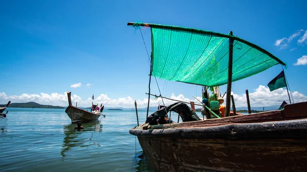 Рыбацкая Лодка Море Деревне Мокен Таиланд — стоковое фото