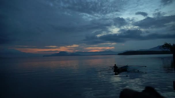 Bateau Pêche Dans Mer Lever Soleil — Video