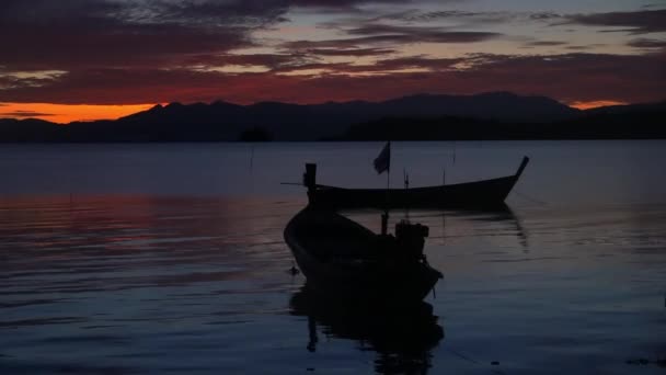 Rybářský Člun Moři Při Východu Slunce — Stock video