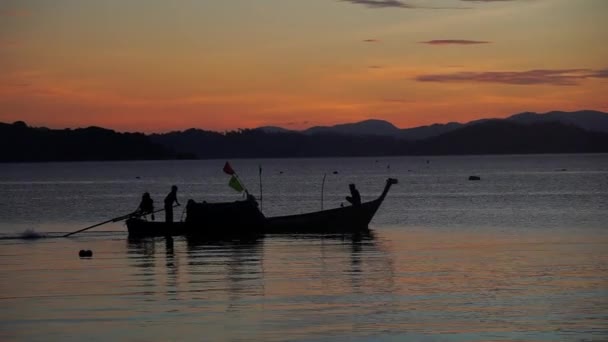 渔船在海上日出 — 图库视频影像