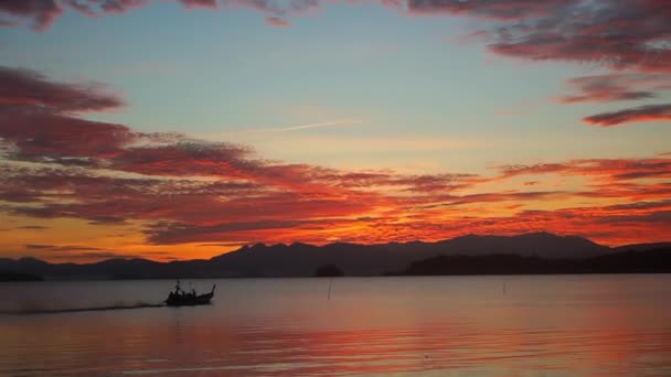 Рибальський Човен Морі Сході Сонця — стокове відео