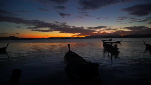 Balıkçı Teknesi Deniz Güneş Doğarken — Stok video