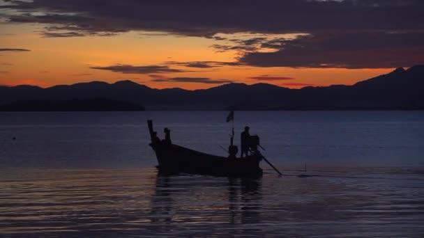 Рыбацкая Лодка Море Восходе Солнца — стоковое видео