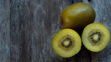 Ahşap arka planda kivi meyvekapatın