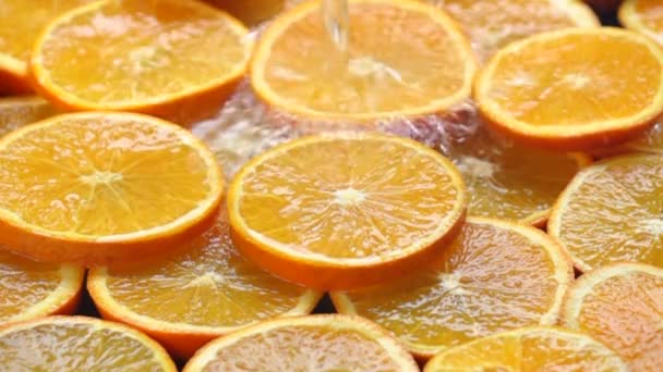 Wasser Ergießt Sich Zeitlupe Orangenfrüchte — Stockvideo