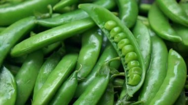 Yavaş çekimde yeşil bezelyeleri kapatın