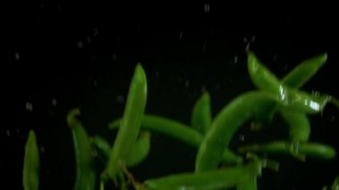 Yavaş çekimde yeşil bezelyeleri kapatın