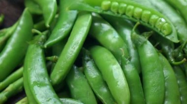 Yavaş çekimde yeşil bezelyeleri kapatın