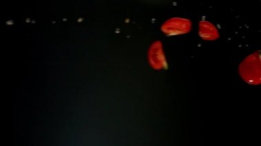 Domates siyah arka plan üzerinde yavaş hareket dökme