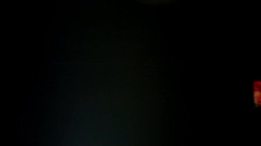 Domates siyah arka plan üzerinde yavaş hareket dökme