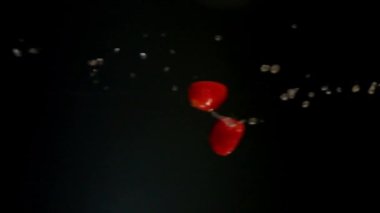 Domates siyah arka plan üzerinde yavaş hareket dökme