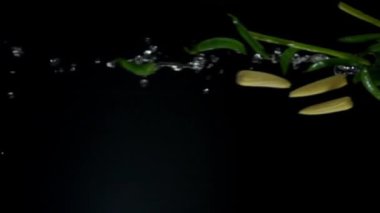 Siyah arka plan üzerinde yavaş çekim yağan kuşkonmaz