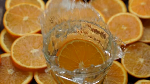 スローモーションでオレンジ色の果物を閉じる — ストック動画