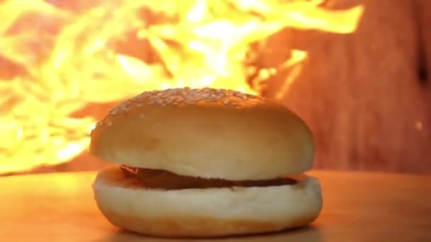 グリルハンバーガースローモーション不健康な食品の背景 — ストック動画
