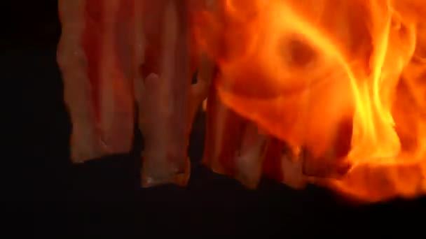 Grillen Speck Zeitlupe Ungesunde Lebensmittel Hintergrund — Stockvideo