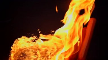 Siyah arka planda ağır çekimde ızgara sosisli sandviç