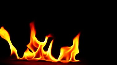 Siyah arka planda ateş yakma yavaş hareket