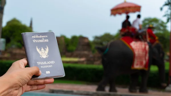 Viajero con pasaporte tailandés en la provincia de Ayutthaya Tailandés —  Fotos de Stock