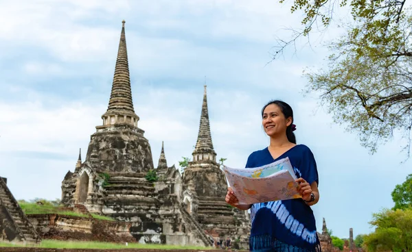 Viajero sosteniendo mapa en la provincia de Ayutthaya Tailandia —  Fotos de Stock