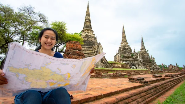 Viajero sosteniendo mapa en la provincia de Ayutthaya Tailandia —  Fotos de Stock