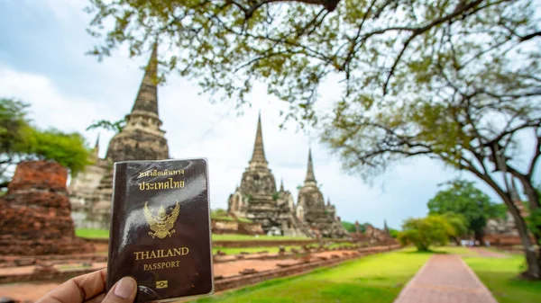 Viajero con pasaporte tailandés en la provincia de Ayutthaya Tailandés —  Fotos de Stock