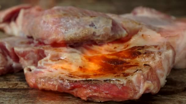 Koch Verbrennt Schweinefleisch Der Küche Mit Gas — Stockvideo