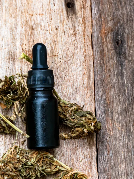 木製の背景にピペットの大麻油 — ストック写真