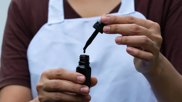 Wissenschaftler testen Cannabisöl im Labor — Stockfoto